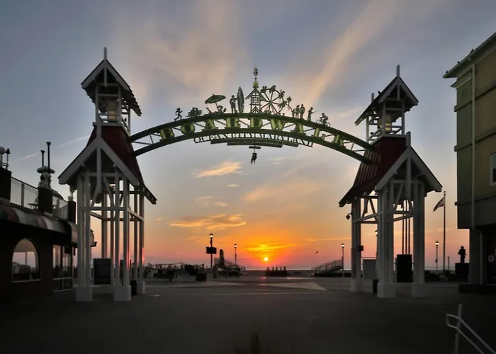 Walk To The & Boardwalk! 2 Bdr Family Condo! Ocean City